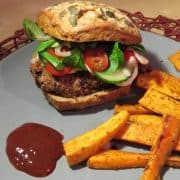 Chia-Kidneybohnen-Burger mit Süßkartoffelpommes