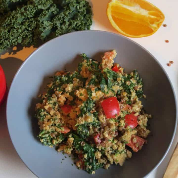 Quinoa-Pfanne mit Linsen, Grünkohl und einer Tahini-Orangen-Senf Sauce ...