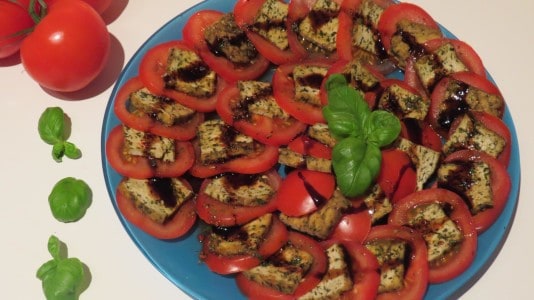 Basilikumtofu mit Tomate und Balsamico Dressing