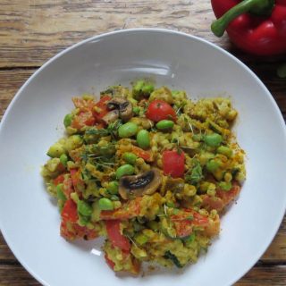 Gemüse-Eblypfanne mit Edamame und einer Cashew-Curry-Sauce
