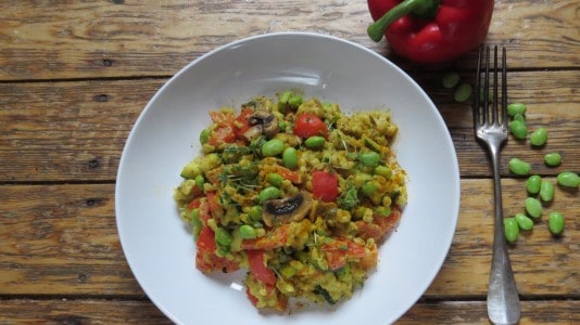 Gemüse-Eblypfanne mit Edamame und einer Cashew-Curry-Sauce