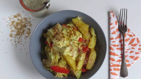 Vegane Kartoffelpfanne mit Paprika und Spitzkohl