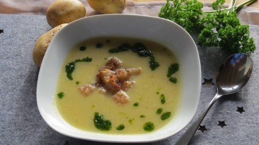 Vegane Kartoffel-Lauch Suppe mit Petersilienöl