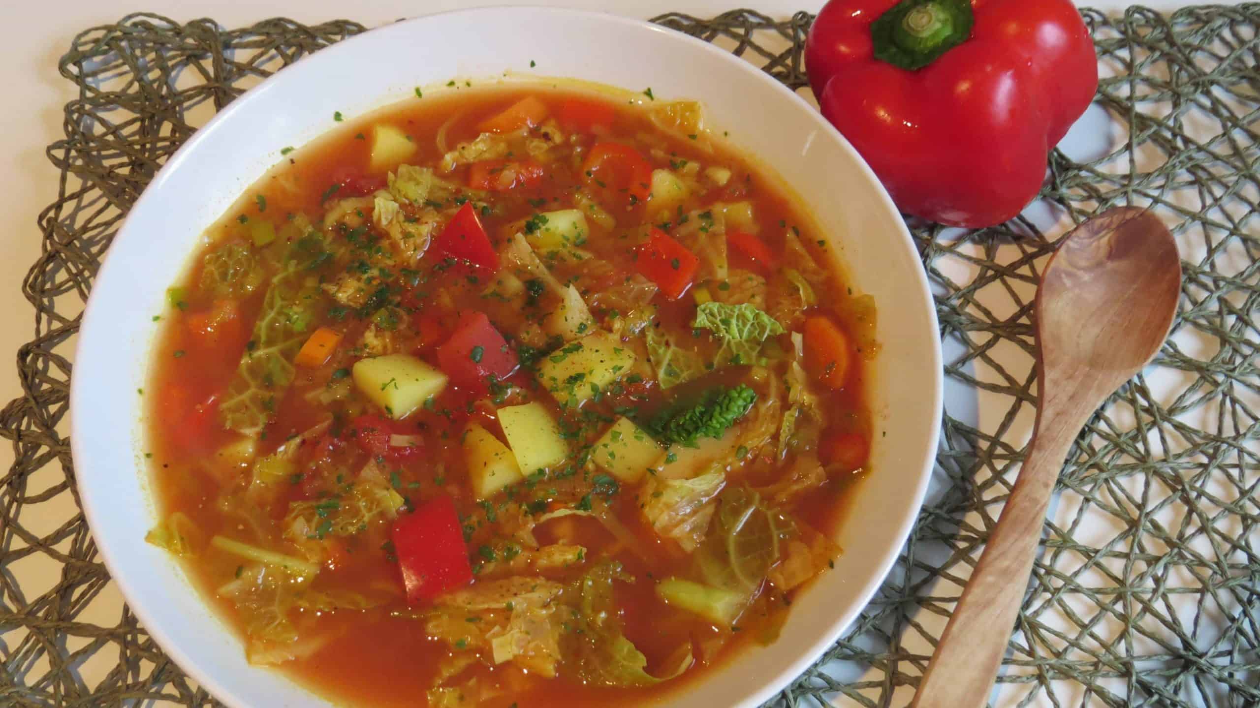 Feurige Wirsing-Paprika Suppe | Vegan Heaven