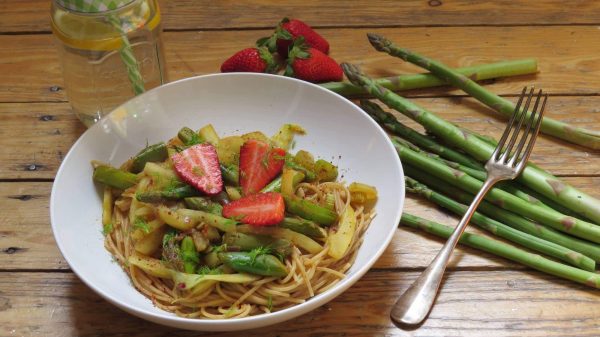 Vegane Frühlingsspaghetti mit grünem Spargel und Fenchel