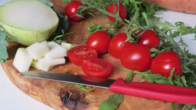 Vegane Gnocchipfanne mit Rucola, Kirschtomaten und Kohlrabi