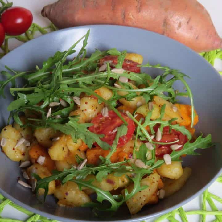 Vegane Gnocchipfanne mit Rucola und Süßkartoffeln | Vegan Heaven