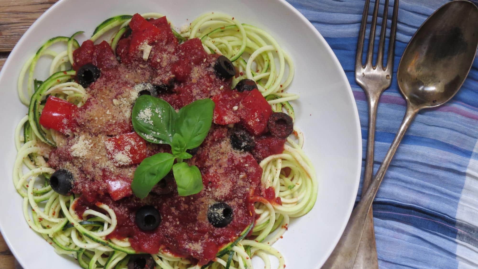 Zucchini Spaghetti mit Paprika-Oliven-Tomatensauce | Vegan Heaven