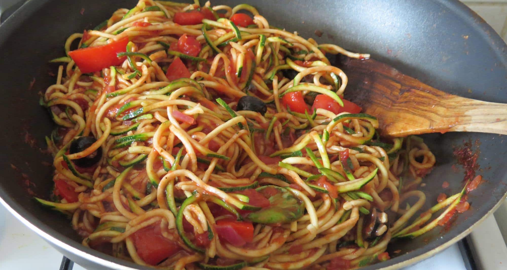 Zucchini Spaghetti mit Paprika-Oliven-Tomatensauce | Vegan Heaven