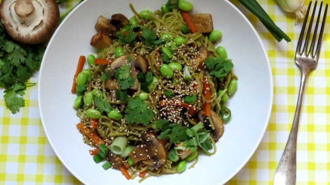 Soba Nudeln mit Gemüse und Sesam-Tofu