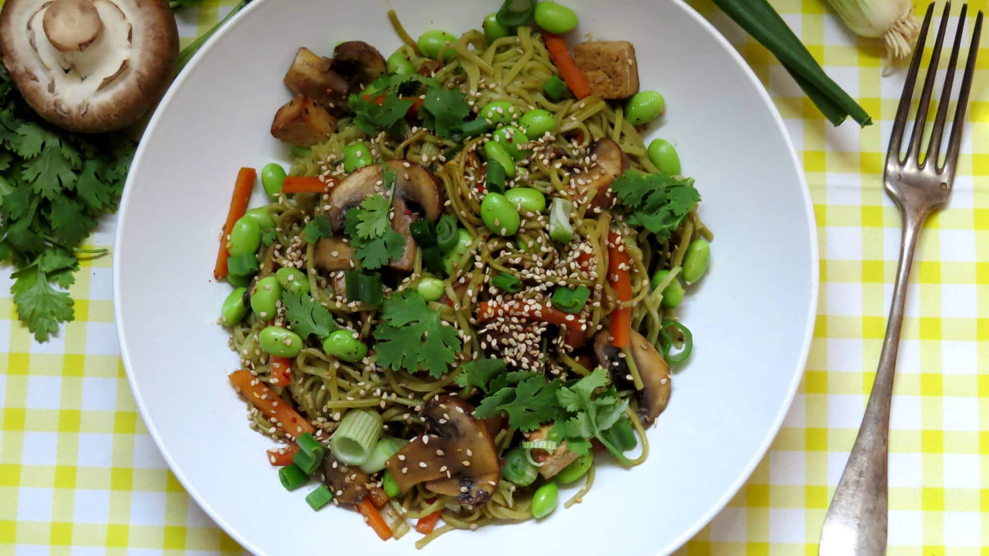 Soba Nudeln mit Gemüse und Sesam-Tofu | Vegan Heaven