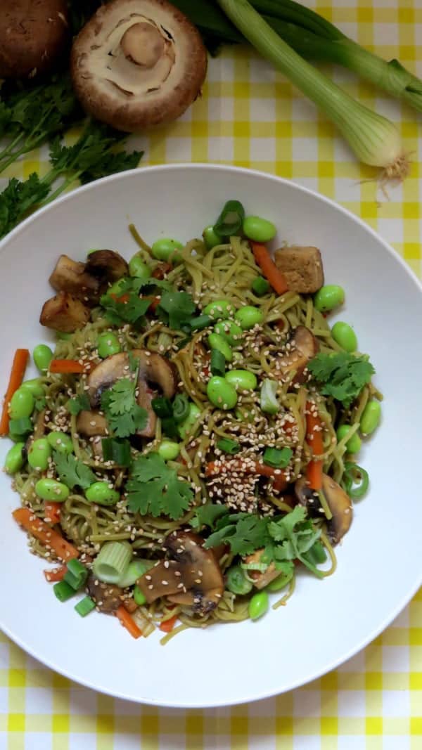 Soba Nudeln mit Gemüse und Sesam-Tofu | Vegan Heaven