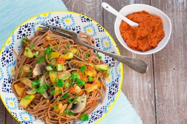 Veganes Paprika-Mandel Pesto mit Dinkelspaghetti