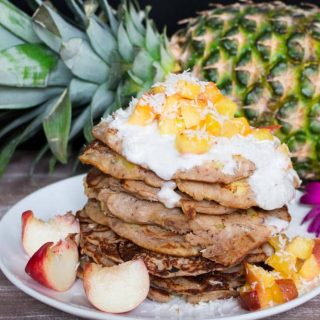 Vegane Buchweizen-Ananas Pfannkuchen mit Kokossahne