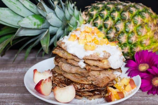 Vegane Buchweizen-Ananas Pfannkuchen mit Kokossahne