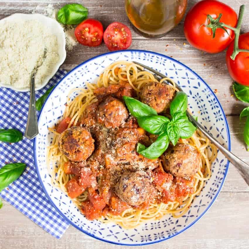 Spaghetti mit veganen Meatballs aus Kidneybohnen - so lecker und einfach! ♡ | veganheaven.de