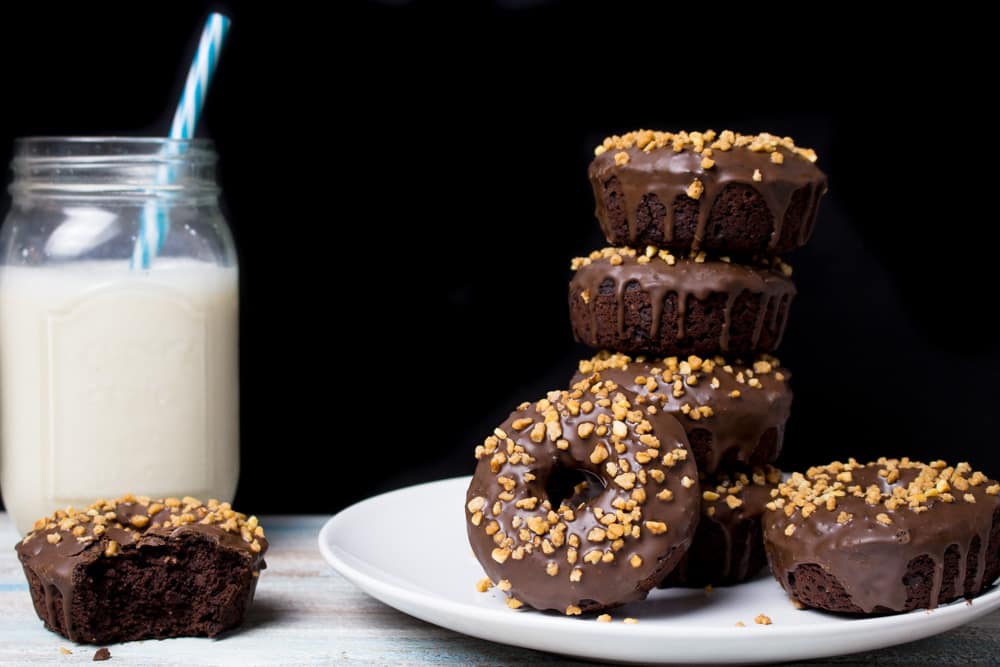 Vegane Donuts mit Schokolade und Haselnüssen