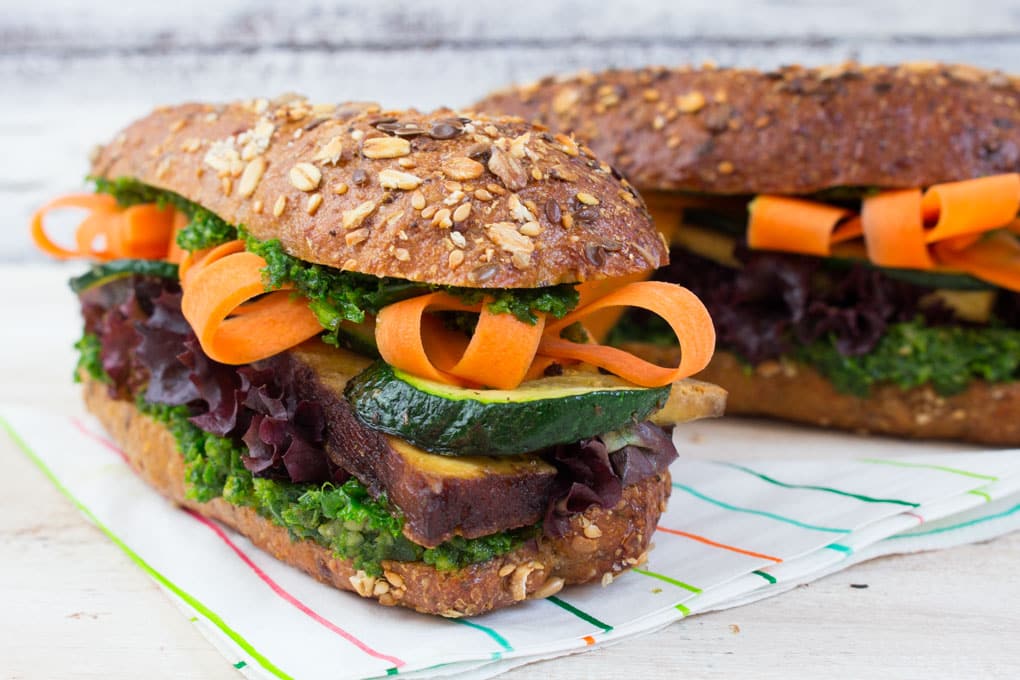 Veganes Tofu Sandwich mit Grünkohl Pesto