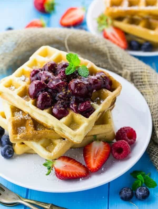 Vegane Waffeln mit Kirschen Vegan Heaven