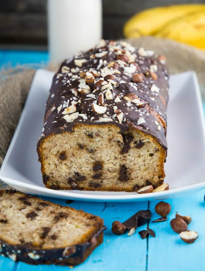 Bananenbrot mit Honig und geriebenen Haselnüssen