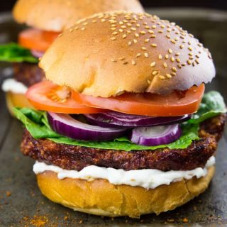 Veganer Burger mit BBQ Blumenkohl