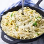 Fettucine Alfredo in einer gusseisernen Pfanne auf einer Marmorplatte