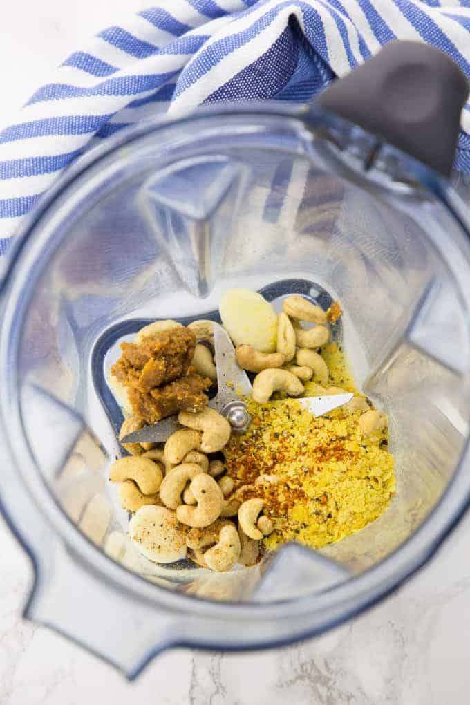 Cashews, Knoblauch, Hefeflocken, helle Misopaste in einem Mixer