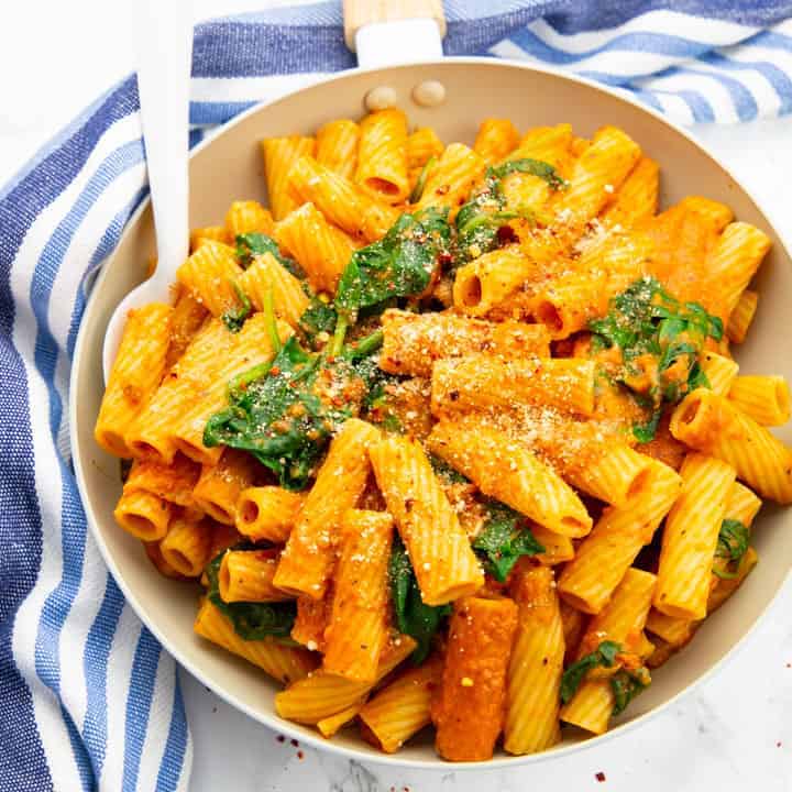 Rigatoni mit cremiger Tomatensauce und Spinat | Vegan Heaven