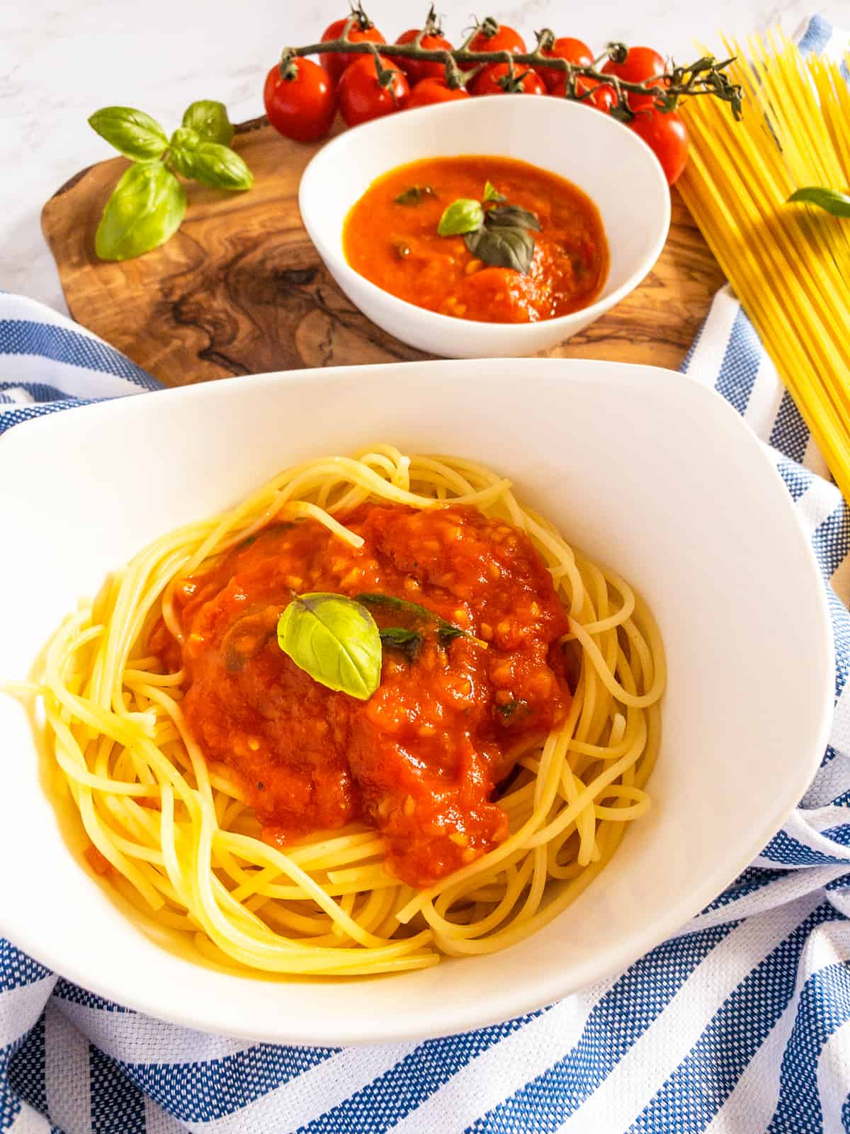 ein weißer Teller mit Spaghetti mit Tomatensoße aus Cherry Tomaten 