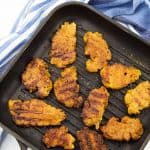 angebratener Seitan in einer Grillpfanne auf einer Marmorplatte