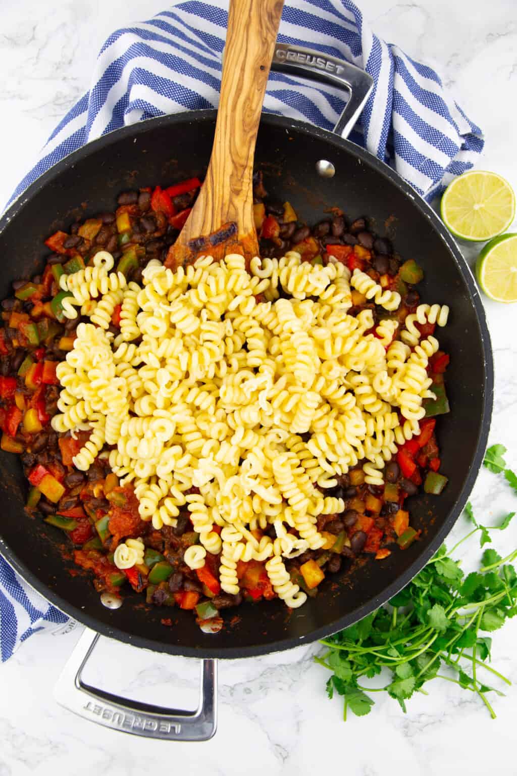 Nudeln mit Paprika und schwarzen Bohnen | Vegan Heaven Nudeln mit Paprika und schwarzen Bohnen | Vegan Heaven