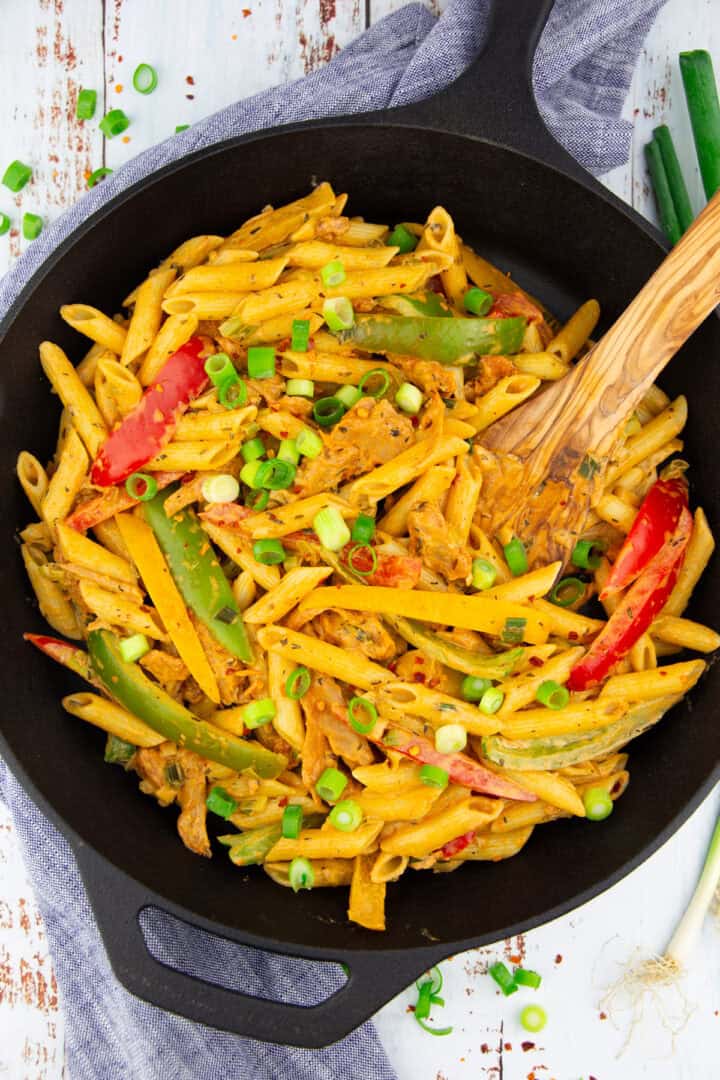 eine gusseiserne Pfanne mit Nudeln mit Paprika und veganem Hähnchen (Pasta Rasta)