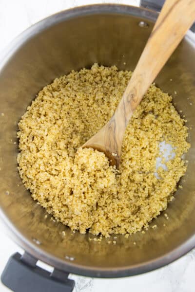 frisch gekochtes Quinoa in einem Topf auf einer Marmorarbeitsplatte