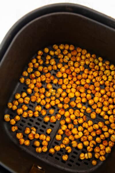 gewürzte Kichererbsen in einem Airfryer Korb